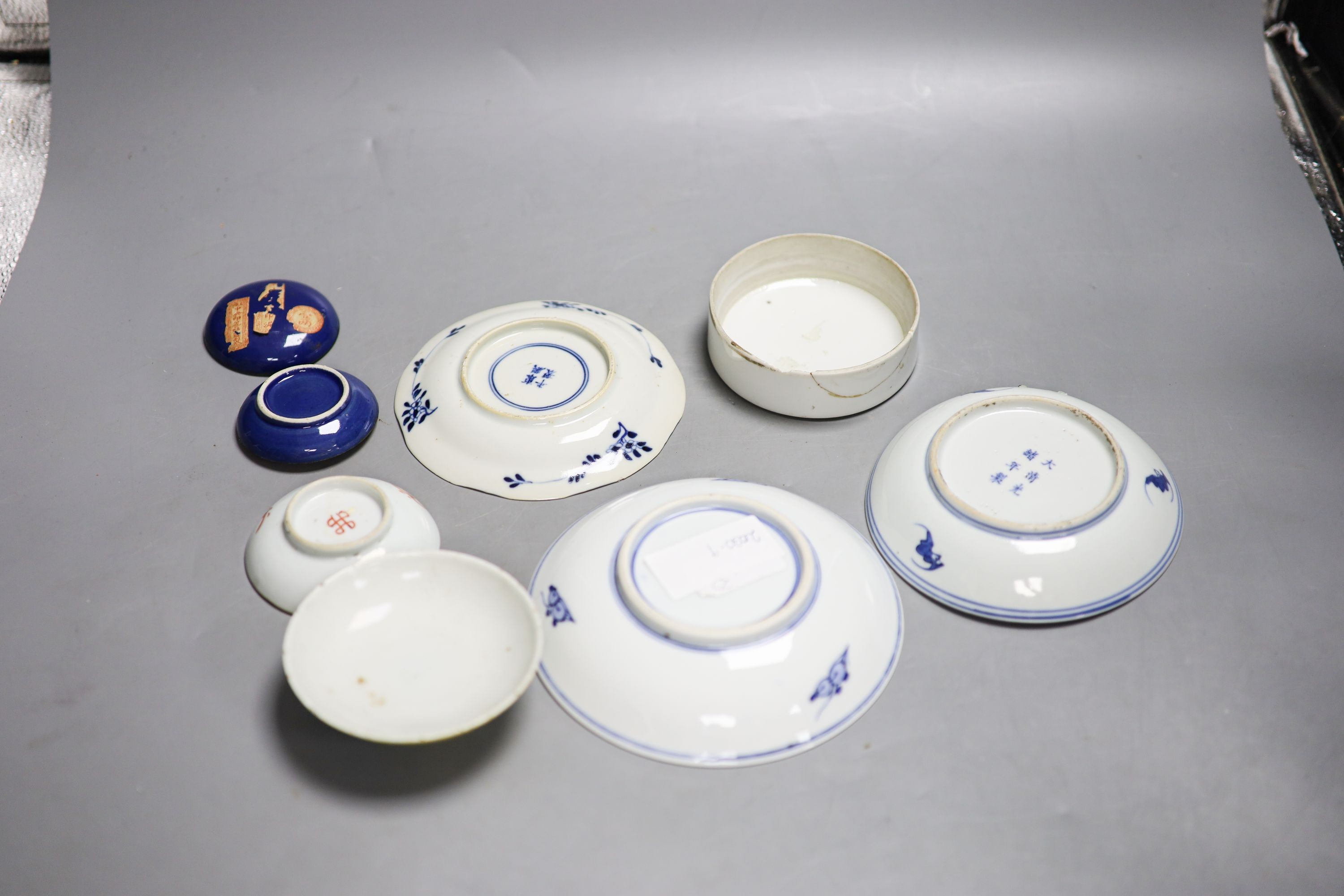 Assorted Chinese porcelain dishes and covers, Qing dynasty and later